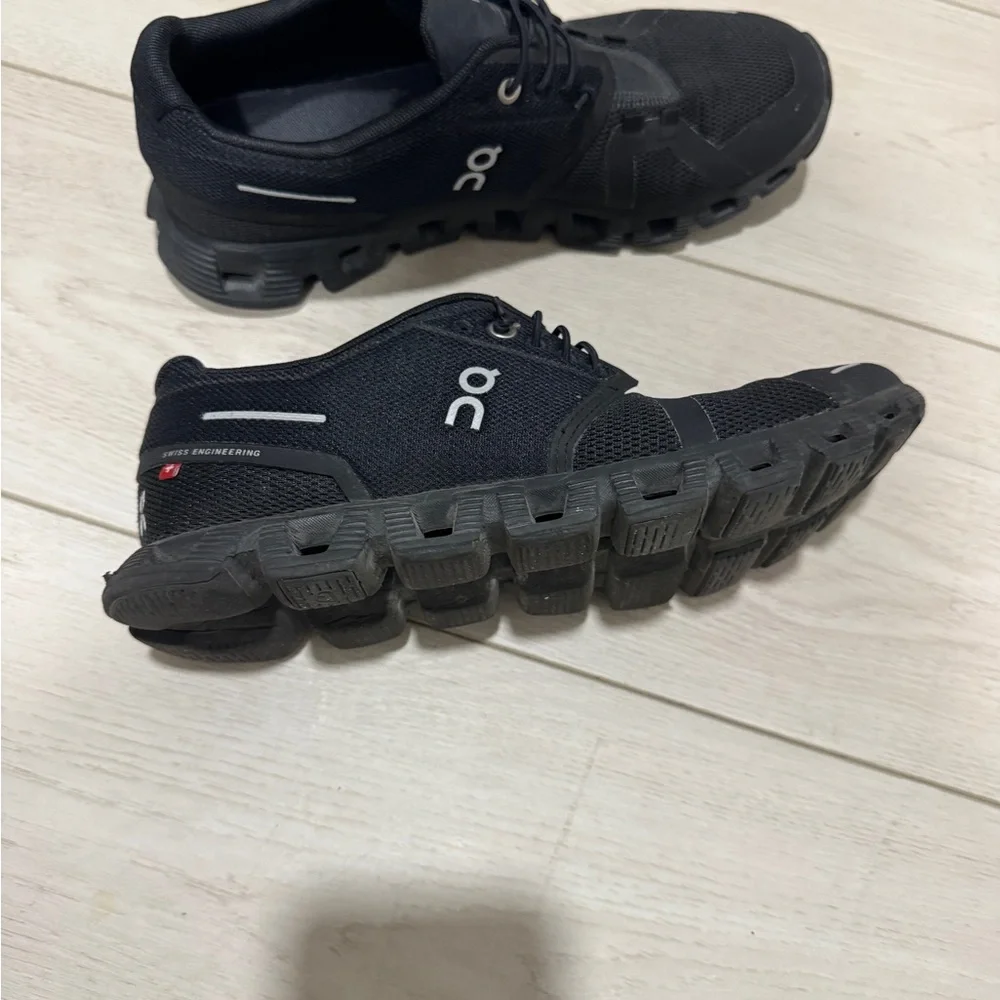 On Running Black Athletic Shoes - Picture 3 of 4